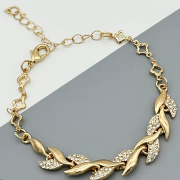 Gold Leaf Bracelet: An elegant bracelet featuring leaf-shaped - Picture 1 of 2